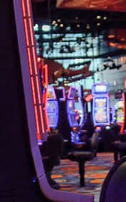 မြန်မာ Esports ကစားသမားများ ပြိုင်ပွဲဝင်နေသောပုံ